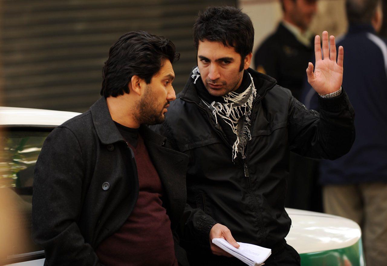 تصویری از کریم امینی، بازیگر و دستیار کارگردان سینما و تلویزیون در پشت صحنه یکی از آثارش به همراه حامد بهداد