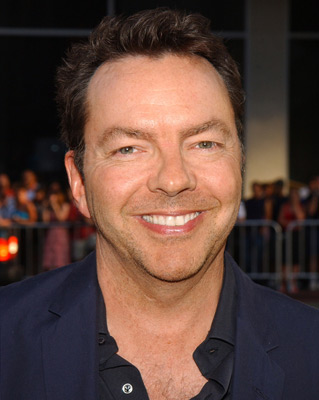 Alan Ball در صحنه سریال تلویزیونی شش فوت زیر زمین