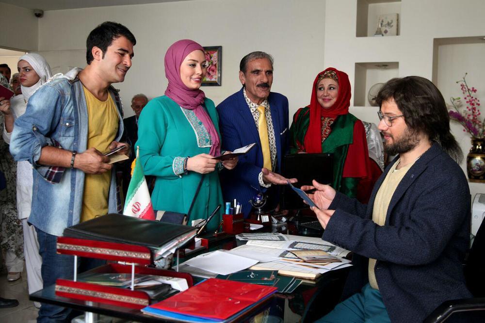 یوسف تیموری در صحنه فیلم سینمایی پا تو کفش من نکن به همراه رضا ناجی، علی صادقی، بهنوش بختیاری و سحر قریشی