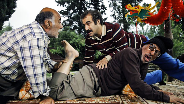 محسن تنابنده در صحنه سریال تلویزیونی پایتخت ۴ به همراه علیرضا خمسه