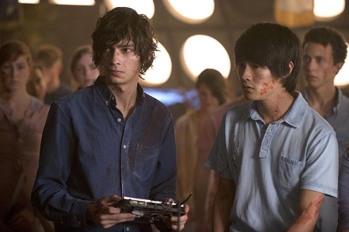 Christopher Larkin در صحنه سریال تلویزیونی 100 به همراه Devon Bostick