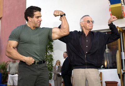 Lou Ferrigno در صحنه فیلم سینمایی هالک به همراه استن لی