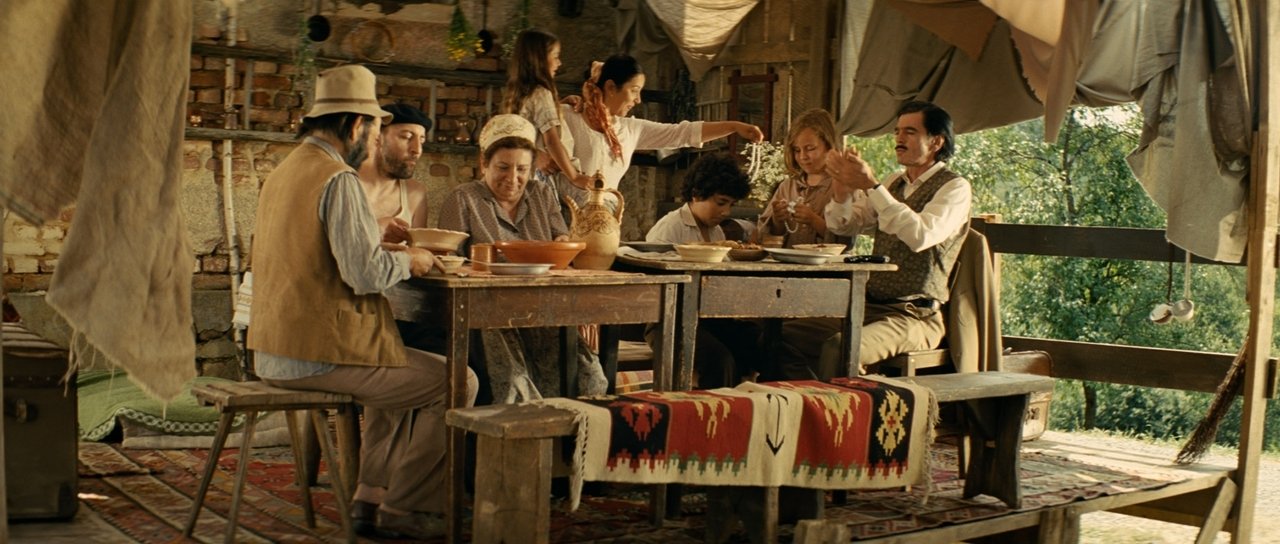 Jasna Diklic در صحنه فیلم سینمایی Shanghai Gypsy به همراه Miodrag Trifunov، Senad Basic، Marjuta Slamic و Sasa Petrovic