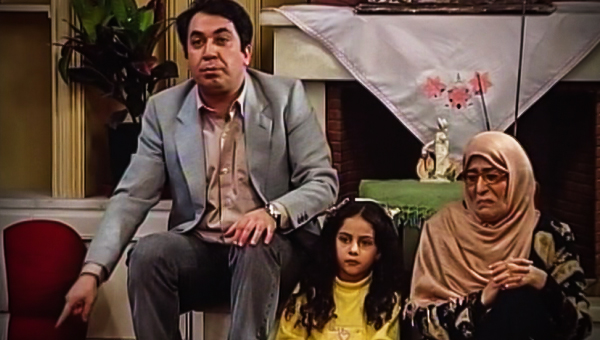 شهربانو موسوی در صحنه سریال تلویزیونی جایزه بزرگ به همراه ترلان پروانه و سیامک انصاری