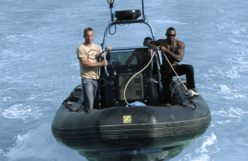 Tyson Beckford در صحنه فیلم سینمایی در میان آبی به همراه پل واکر