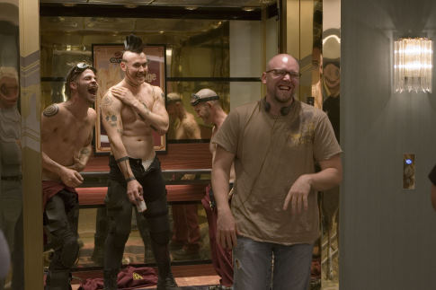 Joe Carnahan در صحنه فیلم سینمایی آس های دودی به همراه مائوری استرلینگ، کریس پاین و Kevin Durand