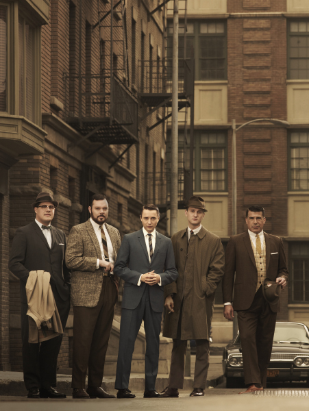 Bryan Batt در صحنه سریال تلویزیونی مردان مد به همراه Rich Sommer، Vincent Kartheiser، Michael Gladis و Aaron Staton