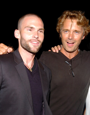 John Schneider در صحنه فیلم سینمایی دوک های هازارد به همراه Seann William Scott