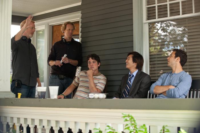 جاون لوکاس در صحنه فیلم سینمایی بیست و یک سال به بالا به همراه مایلز تلر، Scott Moore، Skylar Astin و Justin Chon