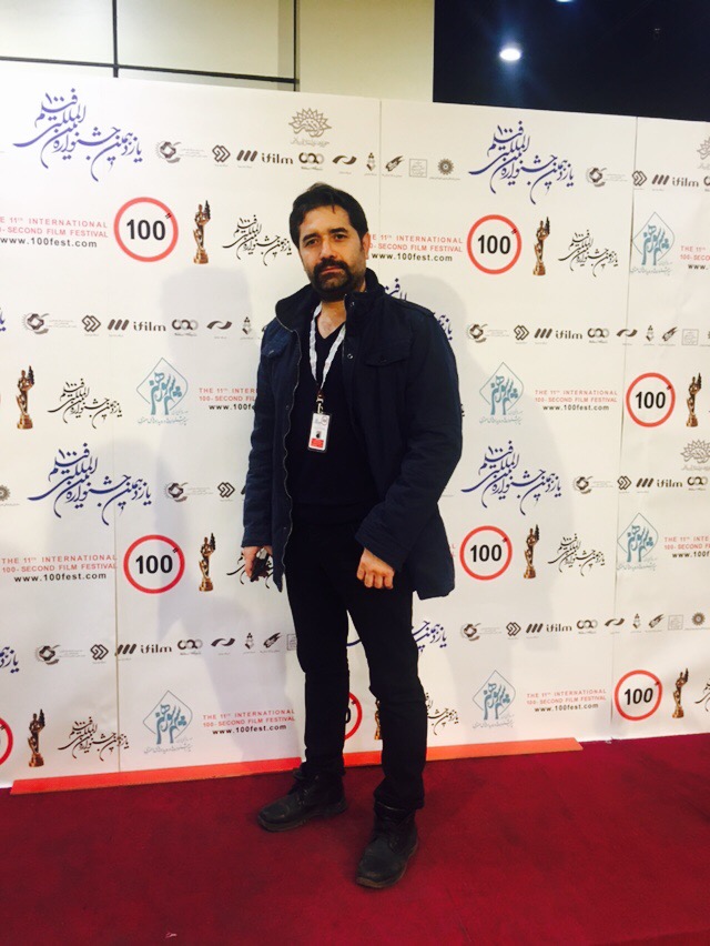 تصویری از رضا یارخلج، بازیگر سینما و تلویزیون در حال بازیگری سر صحنه یکی از آثارش