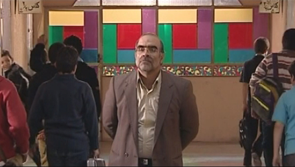 اصغر نقی‌زاده در صحنه سریال تلویزیونی مدرسه ما
