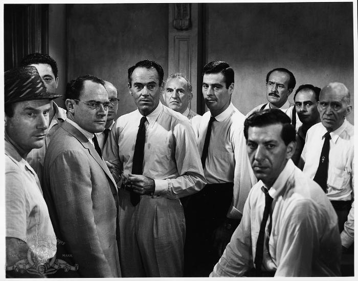 ای. جی. مارشال در صحنه فیلم سینمایی 12 مرد خشمگین به همراه جک کلاگمن، جورج واسکوچ، جک واردن، جوزف سوینی، هنری فوندا، اد بگلی، مارتین بالسام و رابرت وبر