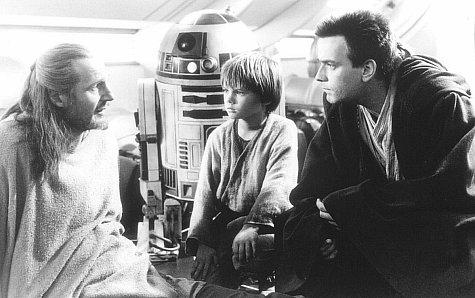 Jake Lloyd در صحنه فیلم سینمایی جنگ ستارگان - تهدید شبح به همراه ایوان مک گرگور و لیام نیسون