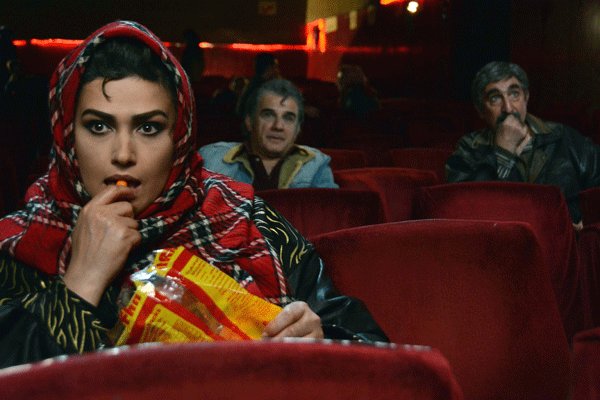 لادن مستوفی در صحنه فیلم سینمایی یک دزدی عاشقانه به همراه مهدی هاشمی و فرهاد آئیش