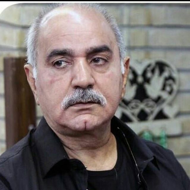 تصویری از پرویز پرستویی، بازیگر و تهیه کننده سینما و تلویزیون در حال بازیگری سر صحنه یکی از آثارش