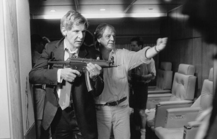 ولفگانگ پترسن در صحنه فیلم سینمایی هواپیمای رئیس جمهور به همراه هریسون فورد