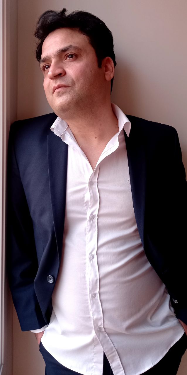 تصویری شخصی از علی میرزایی، بازیگر و نوازنده سینما و تلویزیون