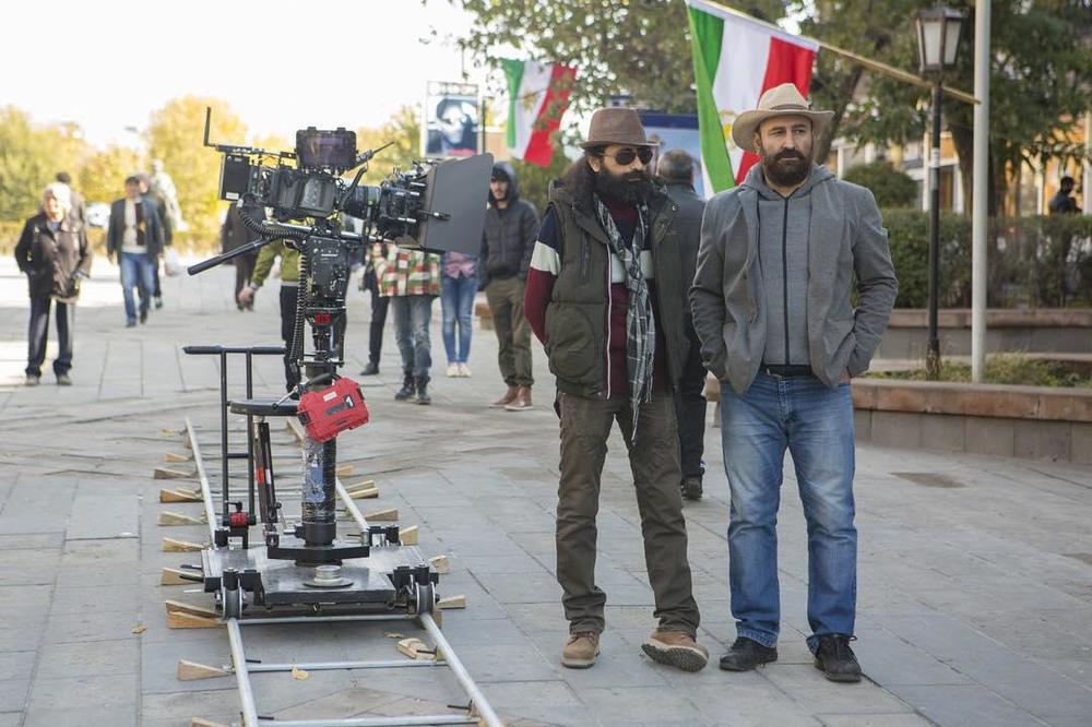 مسعود سلامی در پشت صحنه فیلم سینمایی مصادره به همراه مهران احمدی