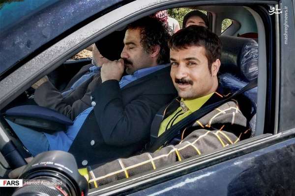 احمد مهران‌فر در صحنه سریال تلویزیونی پایتخت 5 به همراه محسن تنابنده