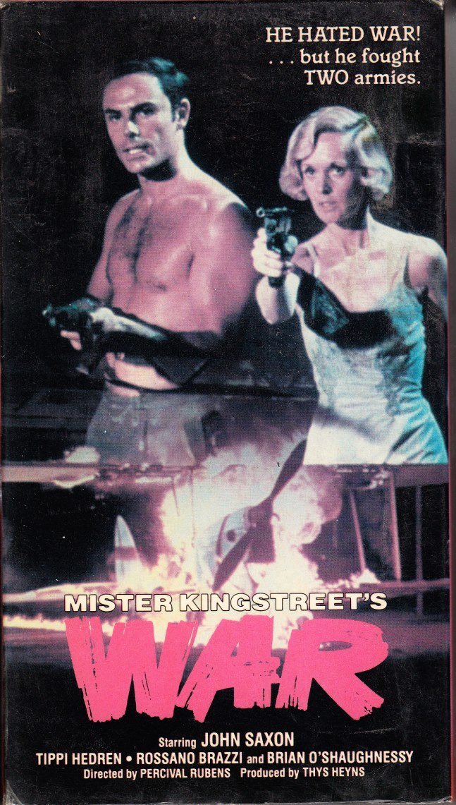 جان ساکسون در صحنه فیلم سینمایی Mister Kingstreet's War به همراه تیپی هدرن