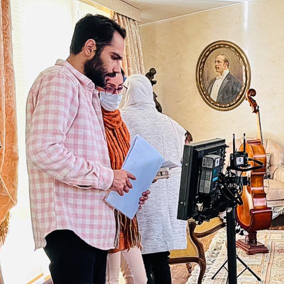 تصویری از پوریا باقری، بازیگر سینما و تلویزیون در پشت صحنه یکی از آثارش