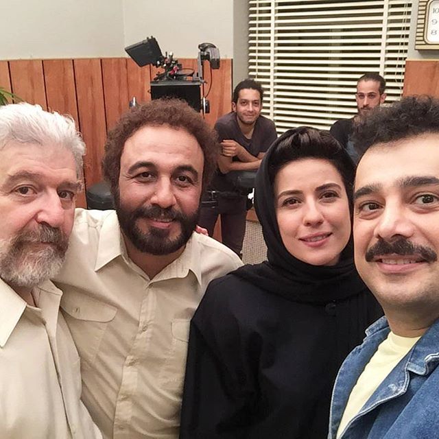 سپند امیرسلیمانی در صحنه فیلم سینمایی هزارپا به همراه رضا عطاران، سارا بهرامی و امید روحانی