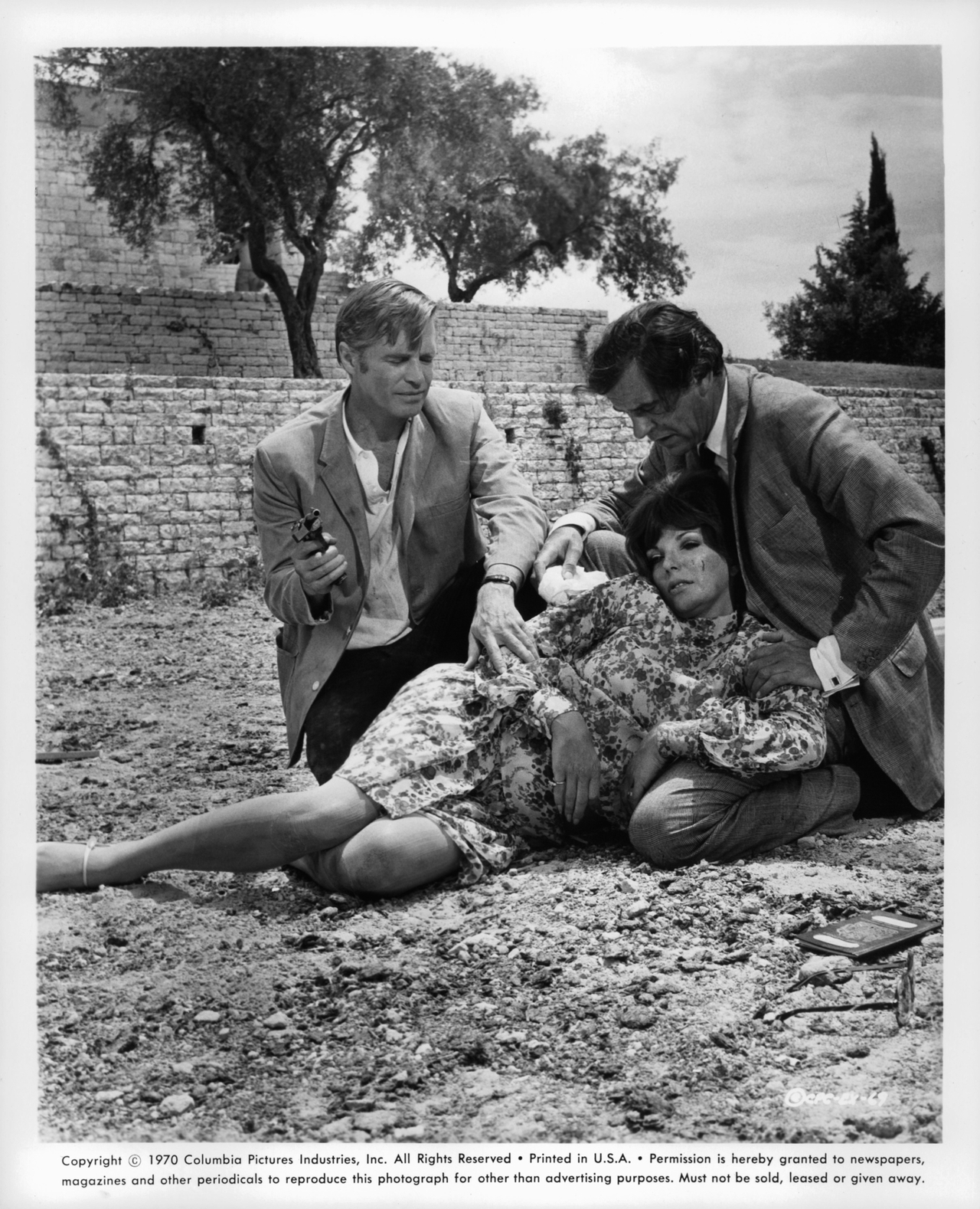 Joan Collins در صحنه فیلم سینمایی The Executioner به همراه George Peppard و George Baker