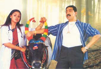 Simran در صحنه فیلم سینمایی Pammal K. Sambandam به همراه Kamal Haasan