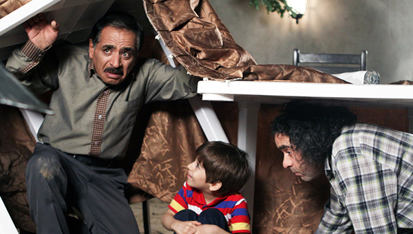 قدرت‌الله ایزدی در صحنه سریال تلویزیونی شمعدونی به همراه حسن معجونی و عرفان برزین