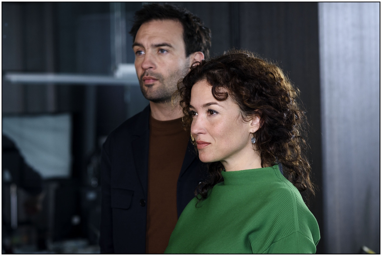 Jeroen Spitzenberger در صحنه سریال تلویزیونی Flight HS13 به همراه Katja Schuurman