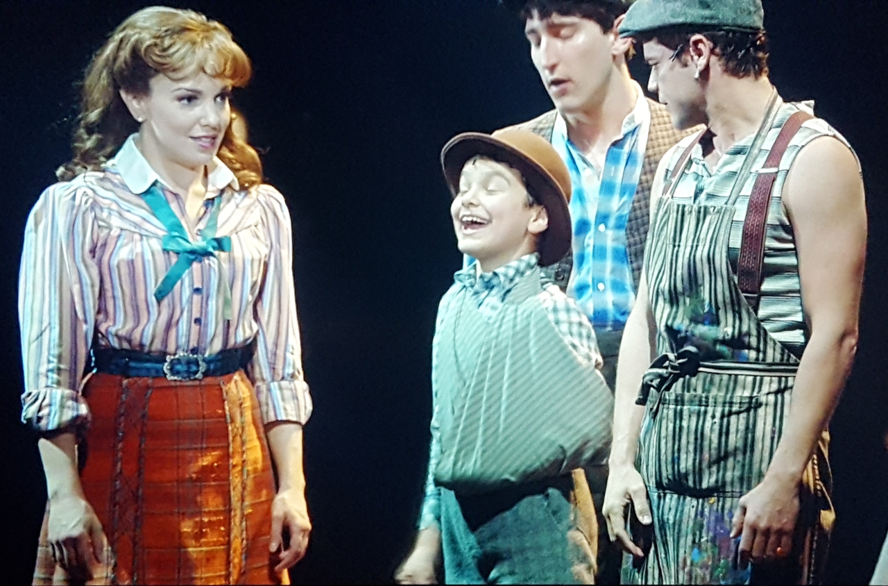 جرمی جردن در صحنه فیلم سینمایی Disney's Newsies the Broadway Musical به همراه Kara Lindsay، Ben Fankhauser و Ethan Steiner