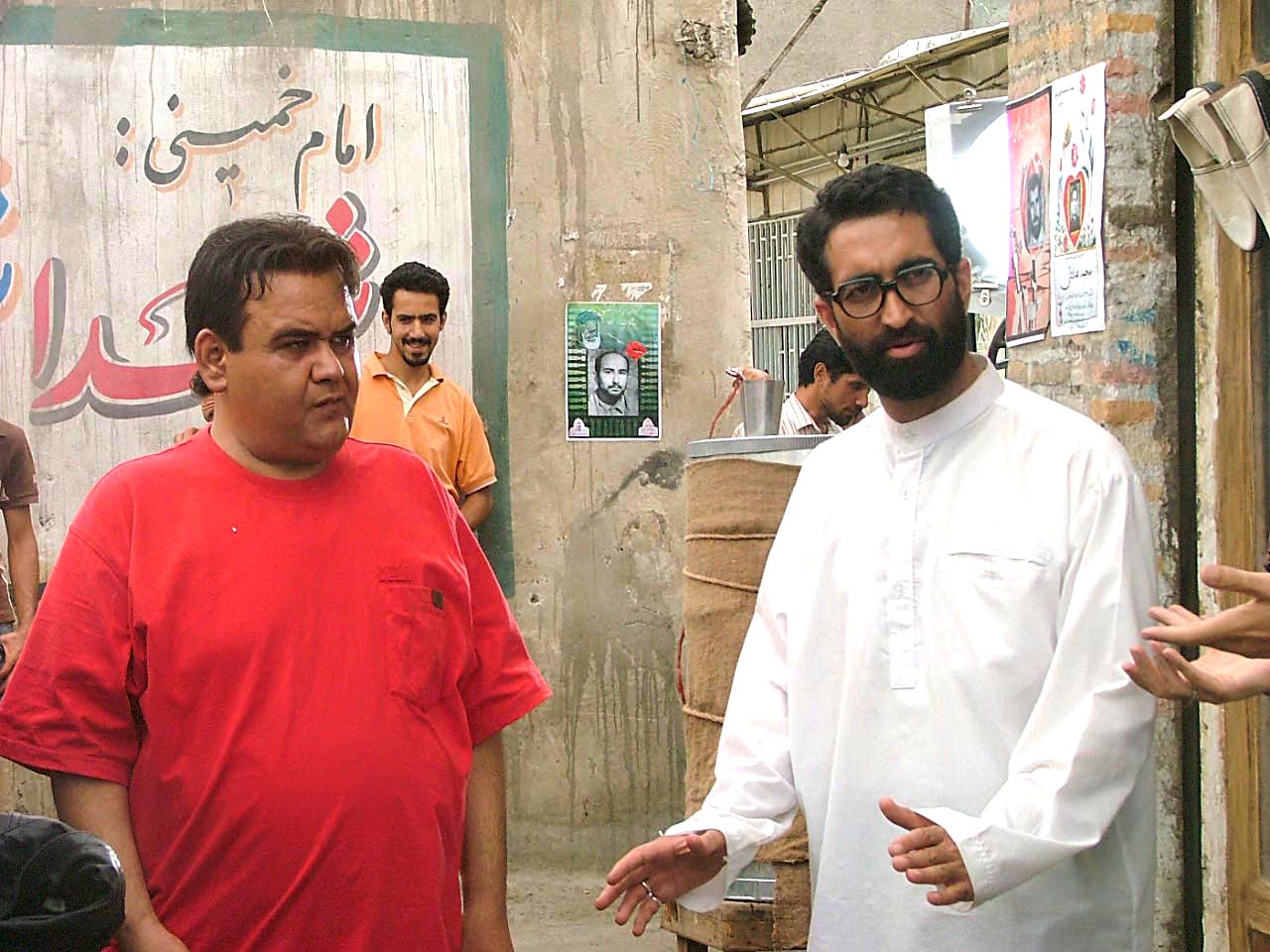 تصویری از ابوالفضل همراه، بازیگر سینما و تلویزیون در حال بازیگری سر صحنه یکی از آثارش