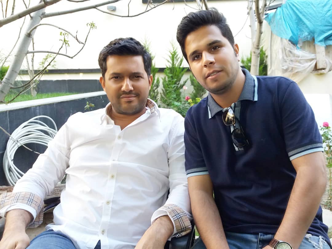 تصویری از سیدکمیل فضلی‌پور، بازیگر سینما و تلویزیون در حال بازیگری سر صحنه یکی از آثارش