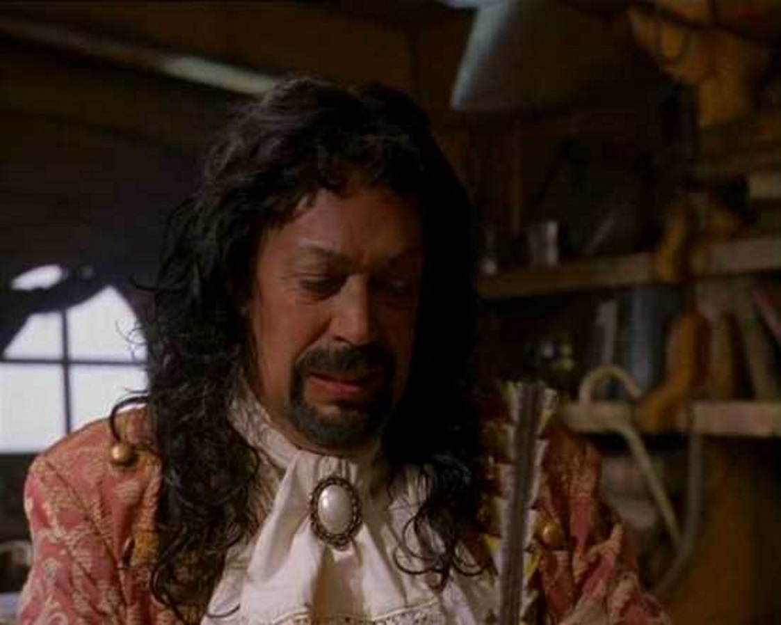 Tim Curry در صحنه فیلم سینمایی Pirates of the Plain