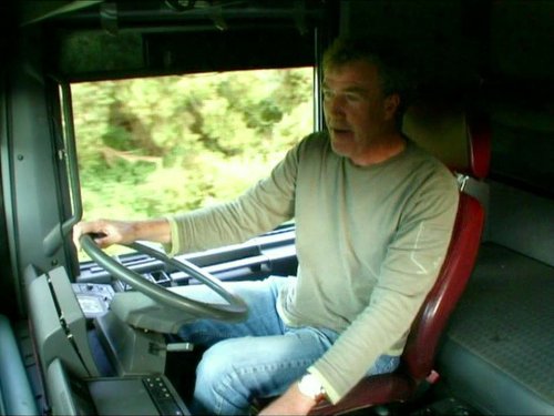 Jeremy Clarkson در صحنه سریال تلویزیونی تخت گاز