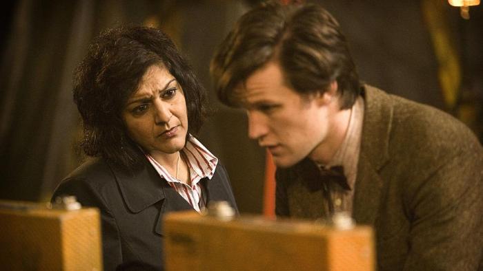 Meera Syal در صحنه سریال تلویزیونی Doctor Who به همراه Matt Smith