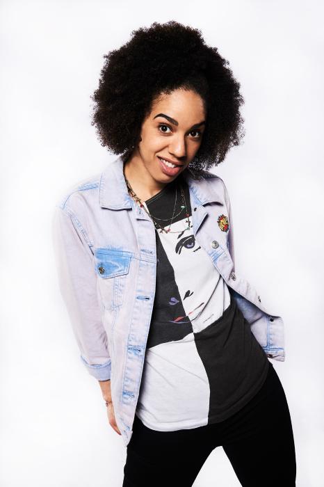 Pearl Mackie در صحنه سریال تلویزیونی Doctor Who