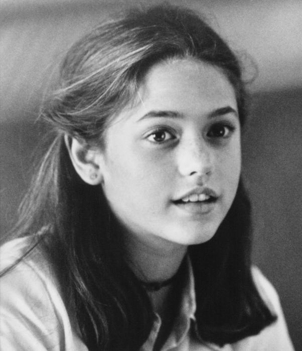 Liesel Matthews در صحنه فیلم سینمایی هواپیمای رئیس جمهور