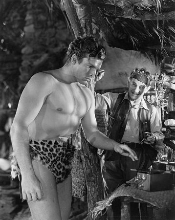 Buster Crabbe در صحنه فیلم سینمایی Tarzan the Fearless به همراه E. Alyn Warren