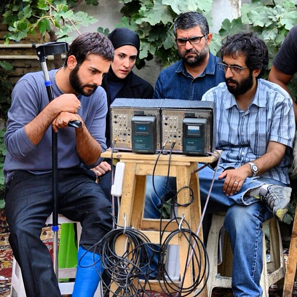 تصویری از حامد کمیلی، بازیگر سینما و تلویزیون در پشت صحنه یکی از آثارش