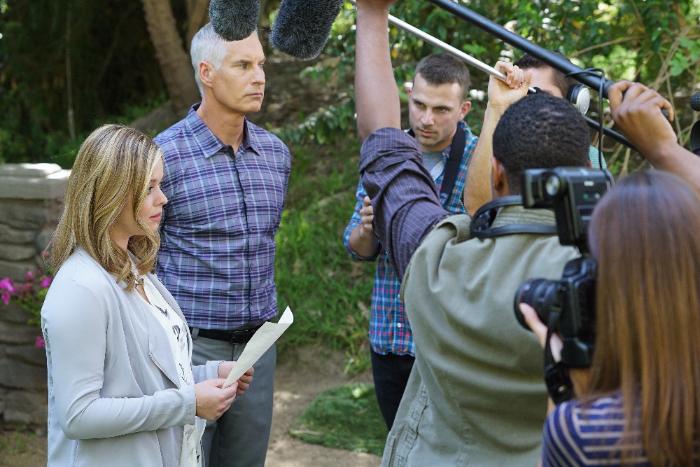 Jim Abele در صحنه سریال تلویزیونی دروغ گوهای کوچک زیبا به همراه Sasha Pieterse