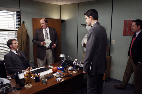 زک وودز در صحنه سریال تلویزیونی اداره به همراه Brian Baumgartner و ویل فرل