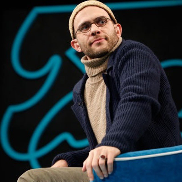 تصویری از بابک حمیدیان، بازیگر و تهیه کننده سینما و تلویزیون در حال بازیگری سر صحنه یکی از آثارش