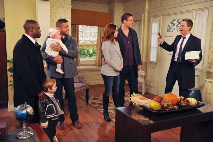 Wayne Brady در صحنه سریال تلویزیونی آشنایی با مادر به همراه Jai Rodriguez، Alyson Hannigan، نیل پاتریک هریس و Jason Segel
