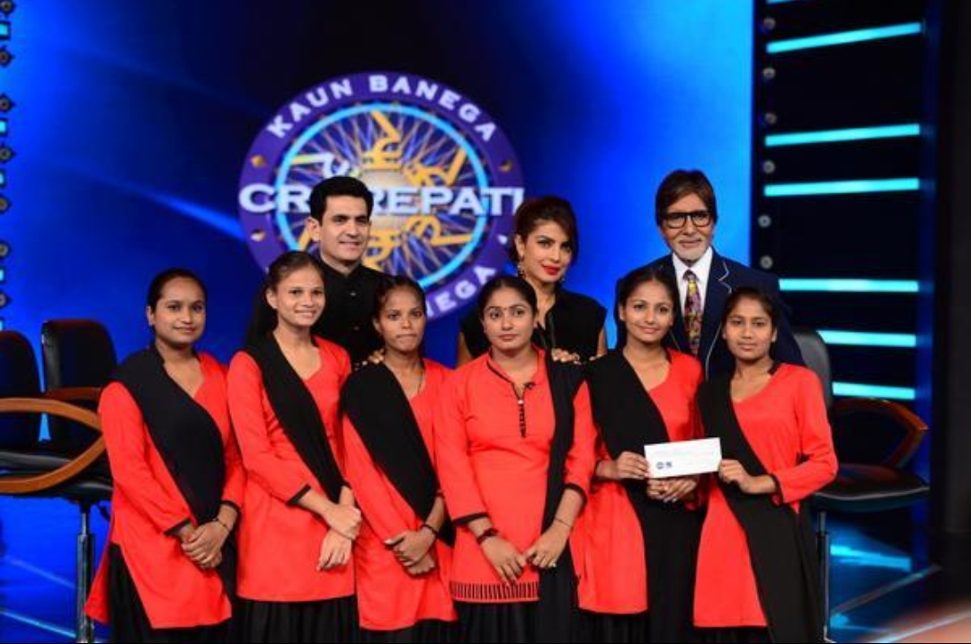 Omung Kumar در صحنه سریال تلویزیونی Kaun Banega Crorepati? به همراه آمیتاب باچان و پریانکا چوپرا