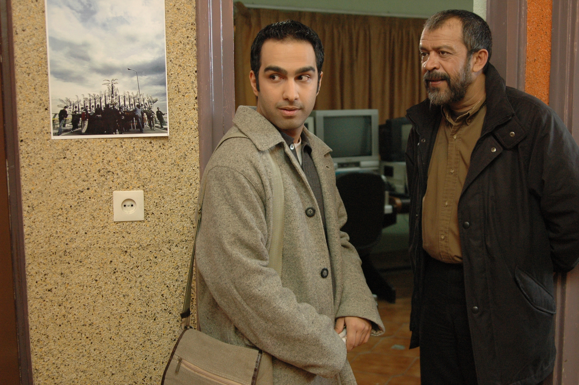 تصویری از محمدرضا کوهستانی، بازیگر سینما و تلویزیون در حال بازیگری سر صحنه یکی از آثارش