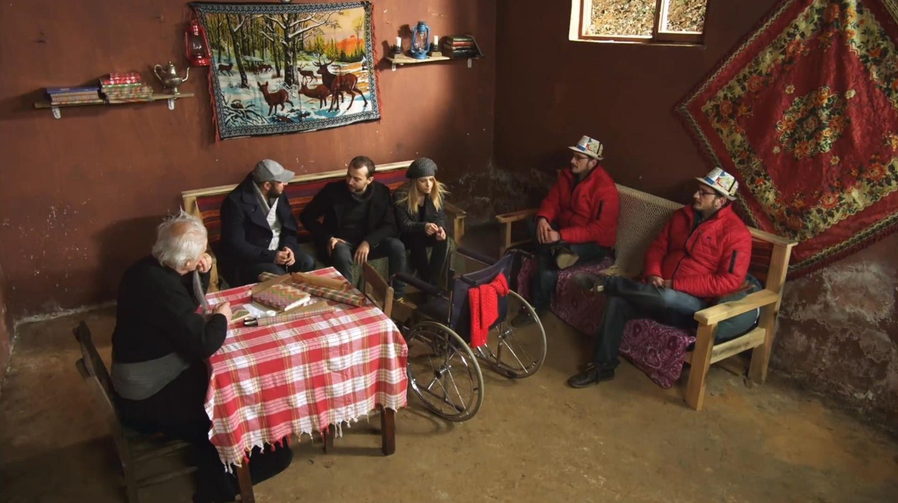 Sera Tokdemir در صحنه سریال تلویزیونی Ben de Özledim به همراه Osman Sonant، Serkan Keskin و Ali Atay