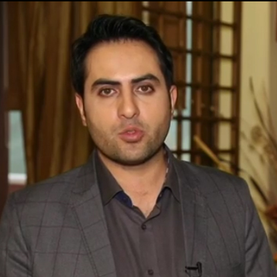 تصویری از امین نبی اللهی، مجری سینما و تلویزیون در حال بازیگری سر صحنه یکی از آثارش