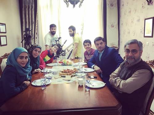 ستاره حسینی در پشت صحنه سریال تلویزیونی گسل به همراه سام درخشانی، فلور نظری و بیژن امکانیان