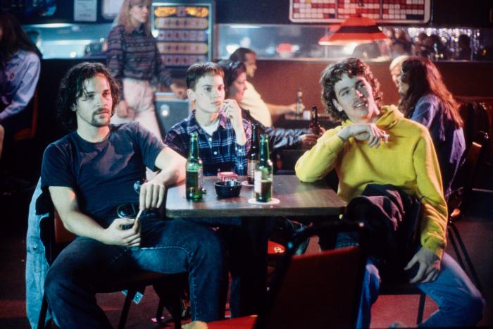 پیتر سارسگارد در صحنه فیلم سینمایی پسرها گریه نمی کنند به همراه هیلاری سوانک و Brendan Sexton III